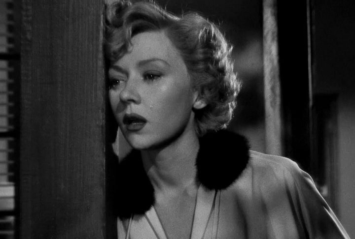 Tony descreve no livro que o matrimônio foi marcado por conflitos, vícios e até surtos psicóticos da atriz.