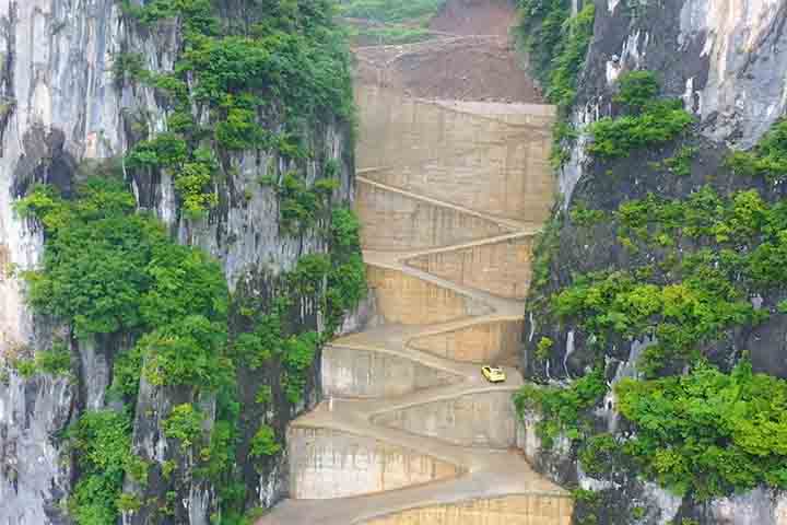 O projeto exigiu mais de 6 milhões de yuans, dos quais cerca de 4 milhões foram destinados apenas ao segmento mais perigoso, entre duas formações rochosas que deram nome à via.