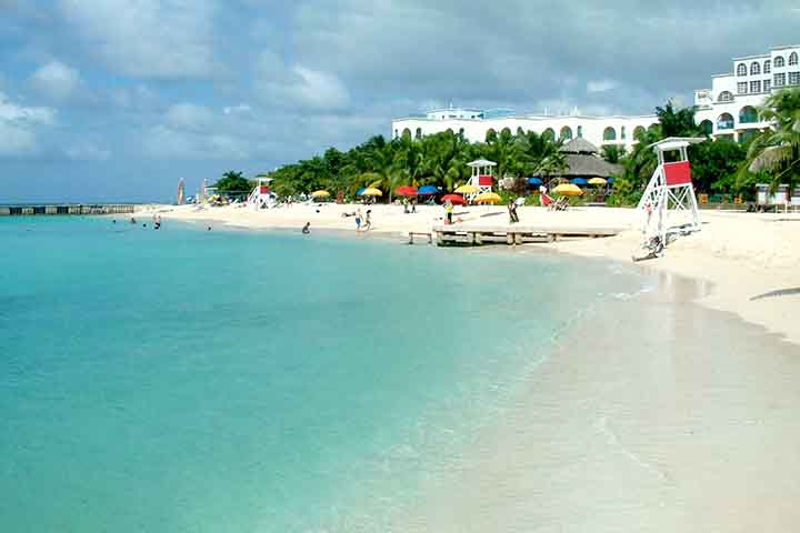 A Jamaica é também um dos destinos turísticos mais cobiçados do Caribe. Suas praias de águas cristalinas, cachoeiras, montanhas verdejantes e clima tropical convidam ao descanso e à aventura. 
