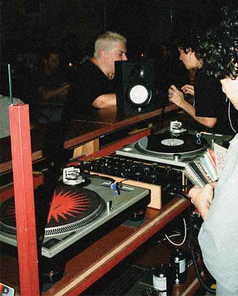 Inspirados nos cafés de jazz japoneses, conhecidos como jazz kissa, os listening bars oferecem ambientes cuidadosamente projetados para uma audição atenta. 
