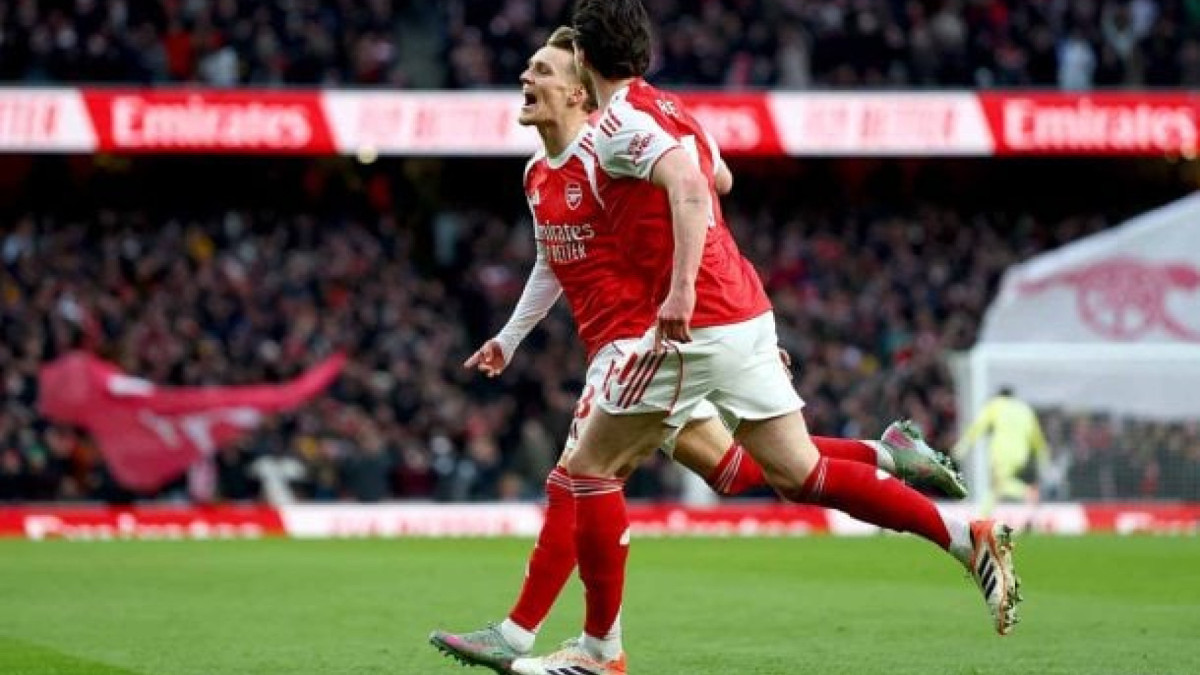 Gunners fazem confronto movimentado, mas garantem os três pontos e continuam à frente do Manchester City no Campeonato Inglês