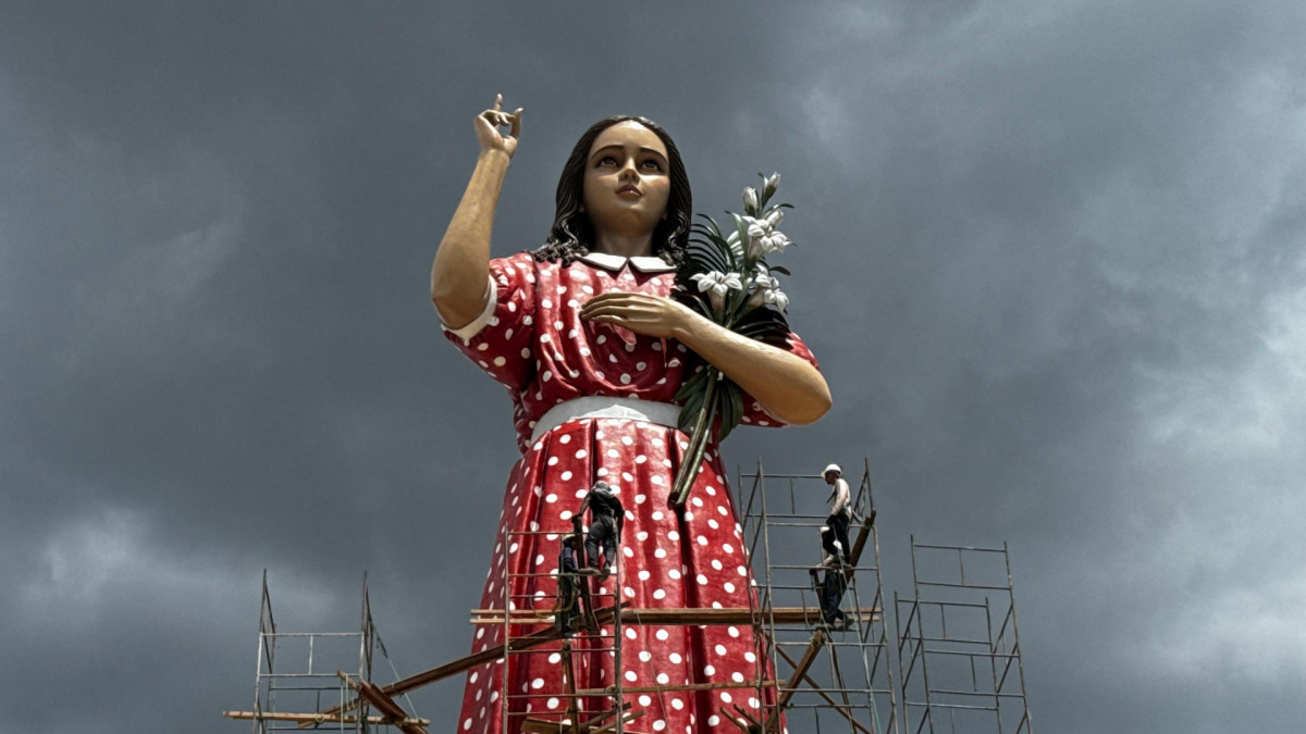 Estátua da Menina Benigna em Santana do Cariri 
