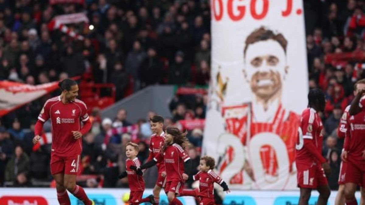 Filhos do atacante entram em campo antes do jogo pela Premier League, primeiro encontro entre os clubes após o acidente de julho