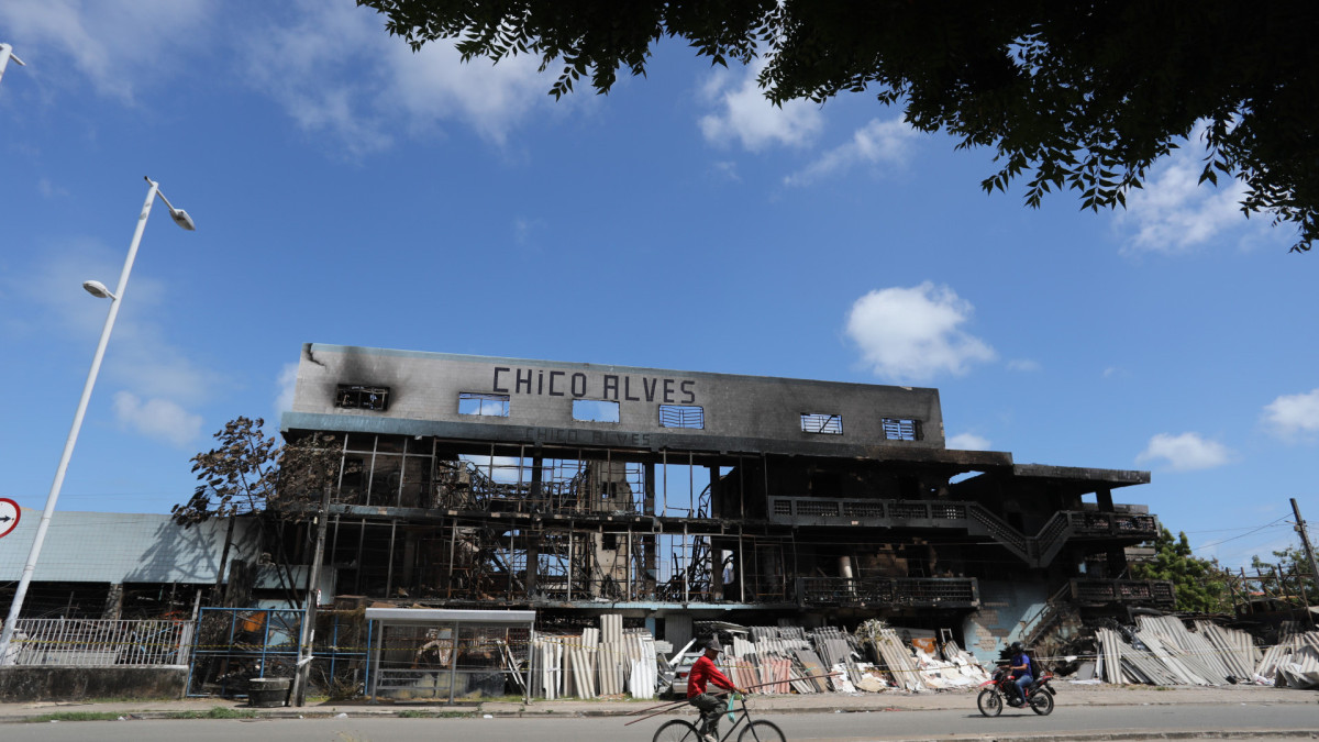 Combate ao inc&ecirc;ndio na sucata Chico Alves chega ao 4&ordm; dia 