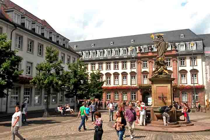 O Heidelberg Tun foi construído em 1751 pelo príncipe eleitor Karl Theodor com uma capacidade impressionante de 220.000 litros.