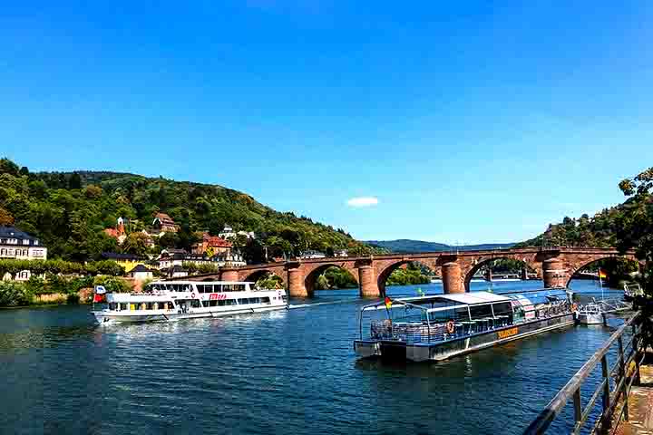 A ponte apresenta duas torres medievais que faziam parte da muralha da cidade e serviam como prisões. Por lá, destacam-se as esculturas de Konrad Linck: uma do príncipe eleito Karl Theodor e outra dedicada à deusa romana da sabedoria. 
