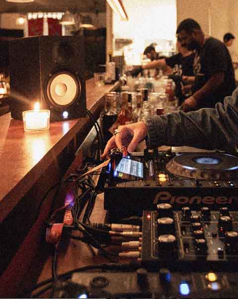 Ao contrário das plataformas de streaming, onde o próximo som é definido por padrões de comportamento, os listening bars valorizam o inesperado. 
