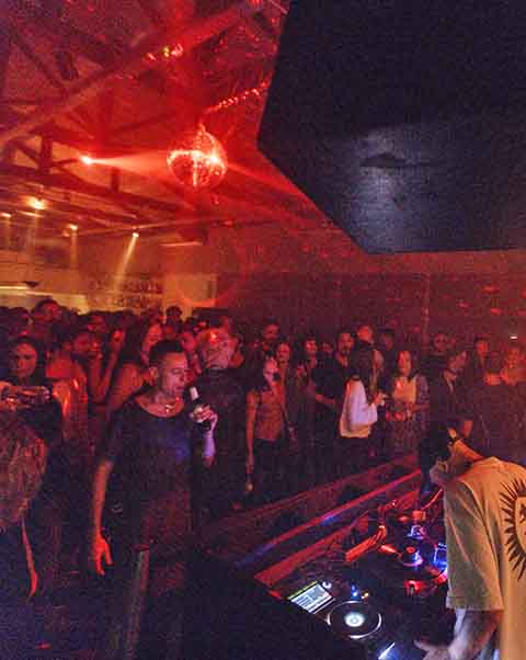 Esse conceito tem como objetivo resgatar a experiência de ouvir música sem interrupções, em um ambiente que estimula a atenção plena.
