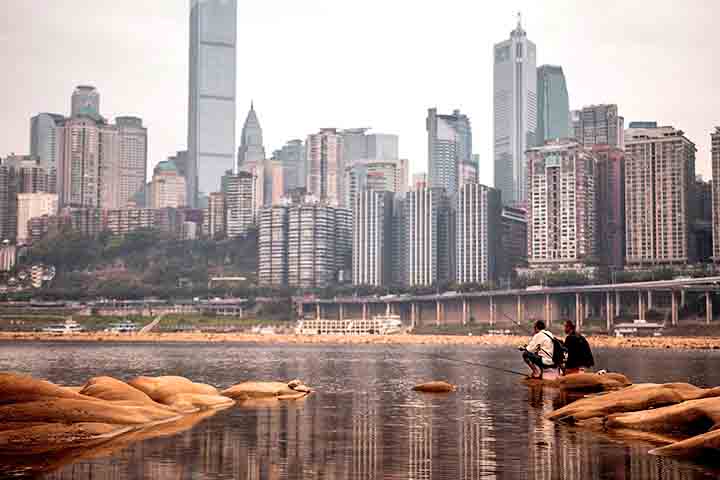 A cidade é conhecida historicamente por ter sido a capital provisória durante a Segunda Guerra Sino-Japonesa e hoje serve como um importante centro econômico no rio Yang-tsé. 