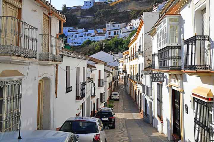 Com sua arquitetura singular, história rica e integração perfeita entre natureza e vida urbana, Setenil de las Bodegas representa uma joia rara na Andaluzia. 
