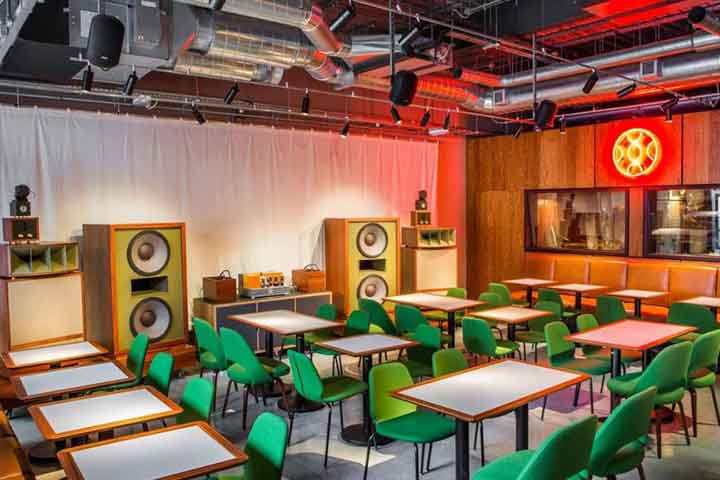 Em Londres, por exemplo, o Spiritland oferece essa experiência desde 2016 com curadoria do DJ Josh Wilson.
