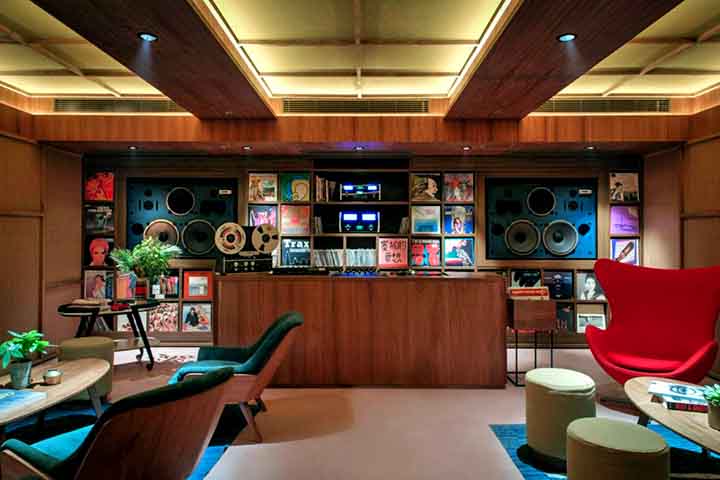 Esse bares voltados para ouvir música, em vez de socializar, estão presentes em algumas metrópoles de outros continentes. 
