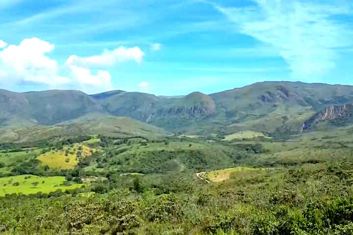 A paisagem da Serra da Canastra inclui chapadões, cânions, paredões rochosos e extensos campos rupestres, formando um cenário deslumbrante. 