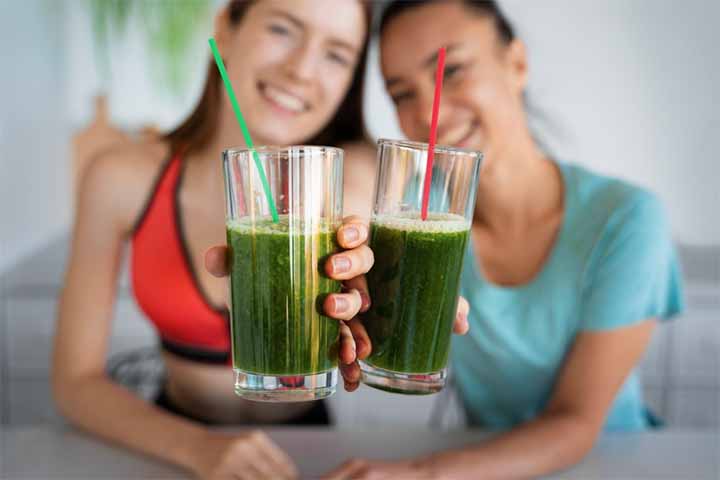 O suco de spirulina oferece vários benefícios à saúde, como fortalecimento do sistema imunológico, ação antioxidante e anti-inflamatória e ajuda no controle do colesterol e do açúcar no sangue.