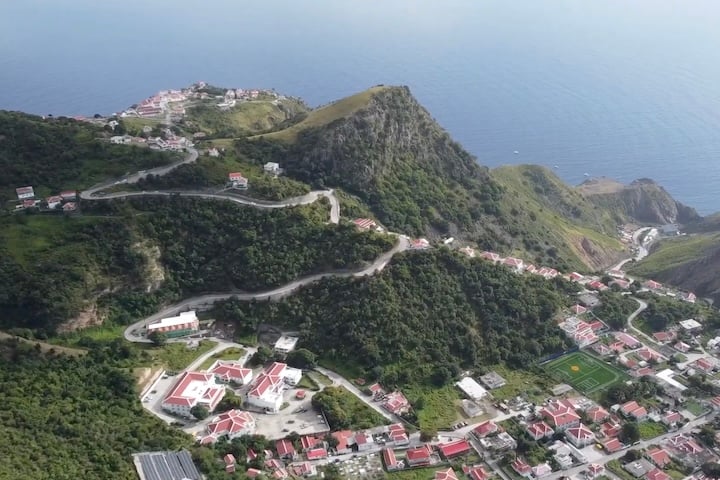 A ilha caribenha de Saba, que pertence à Holanda, abriga uma estrada que desafia a lógica da engenharia moderna.