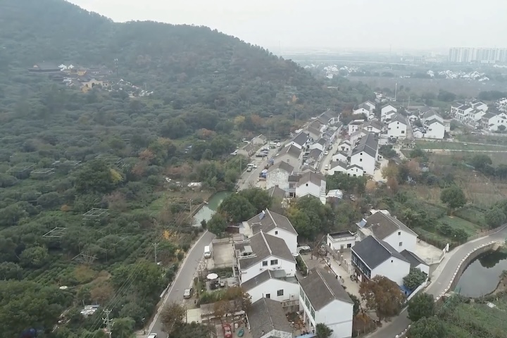 A vasta área do condado é majoritariamente montanhosa, o que historicamente dificultou o acesso e o desenvolvimento. 