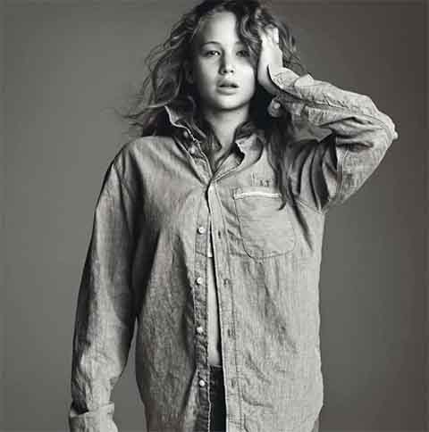 Além disso, apareceu em Vidas Que Se Cruzam, de 2008. Na obra, foi escalada como a filha adolescente do personagem de Kim Basinger, que descobre o caso extraconjugal de sua mãe, um papel que ela compartilhou com Charlize Theron.