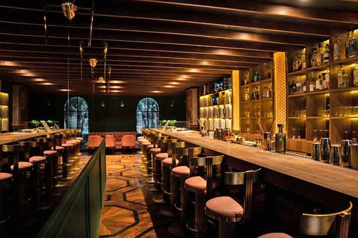 No entanto, eles não seguem rigorosamente o conceito original do Japão, que tem por regra o silêncio absoluto para a audição de jazz. 
