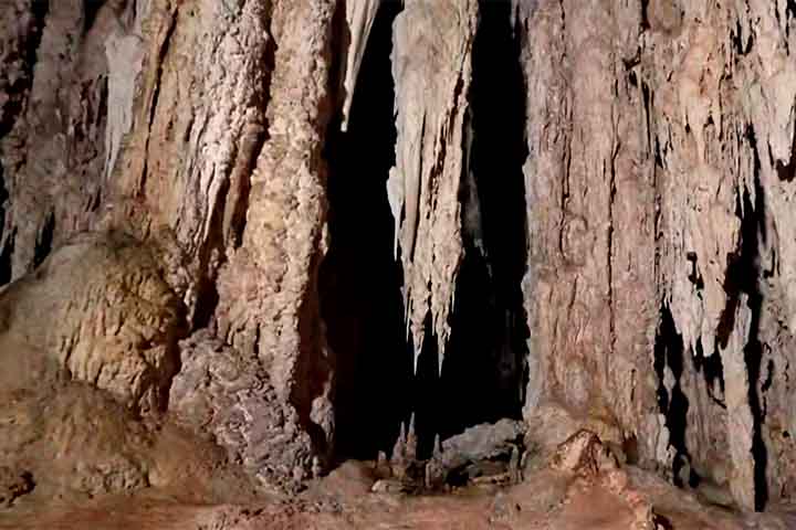 Ele conta com formações geológicas imponentes. São cânions, cavernas colossais e estalactites monumentais como a “Perna da Bailarina”, que tem 28 metros de comprimento - a maior já registrada.

