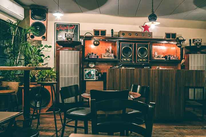 Os listening bars não são apenas bares; são templos da escuta ativa, onde a música é vivida e sentida, convidando todos a desacelerar e apreciar o som em sua forma mais pura.
