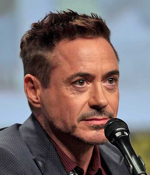 Robert Downey Jr. - O astro de filmes como âHomem de Ferroâ e âOppenheimerâ possui heterocromia parcial, onde uma parte da Ã­ris de um dos olhos apresenta uma cor distinta da tonalidade predominante. 