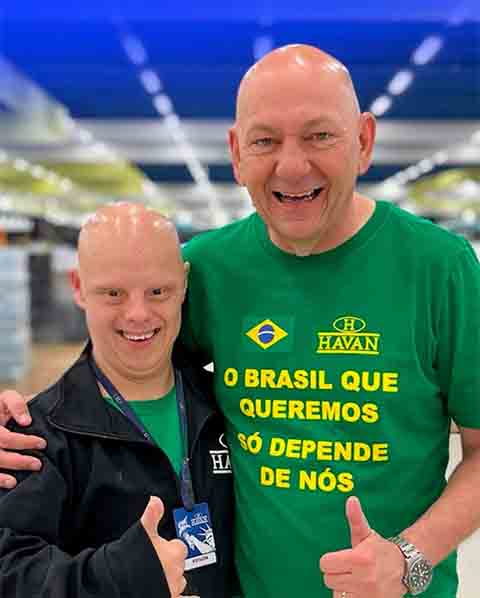 Na época da tragédia climática, o dono da rede de lojas Havan visitou regiões afetadas, mobilizou doações e recursos, assim como enviou dois helicópteros da empresa para transporte de mantimentos.