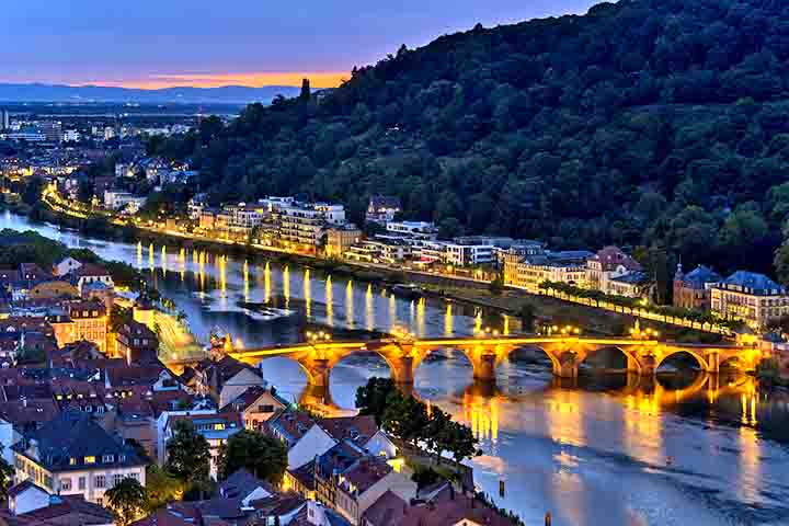O rio Neckar é a alma romântica de Heidelberg. Este afluente percorre 367 quilômetros até desembocar no rio Reno próximo a Mannheim. Assim, este ambiente cria um cenário que complementa perfeitamente o caráter romântico da cidade.