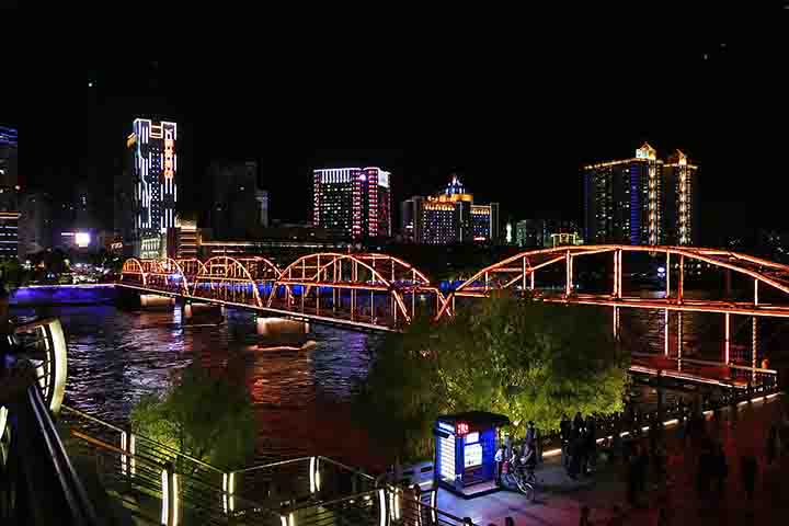 O parque fica localizado perto da cidade de Zhangye, na província de Gansu.