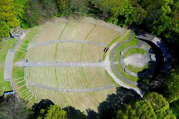 Esta instituição pioneira tornou-se um marco na história educacional alemã, sendo a terceira universidade estabelecida no Sacro Império Romano-Germânico, após Praga e Viena.