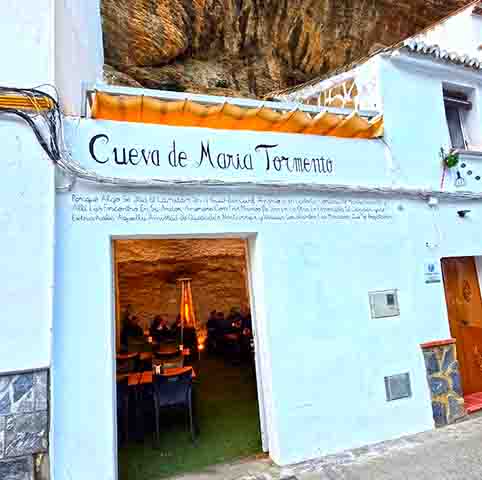 As ruas Cuevas del Sol e Cuevas de la Sombra são dois dos pontos mais emblemáticos da cidade, onde o visitante encontra a imagem que tornou Setenil famosa: lajes rochosas gigantescas que funcionam como teto para bares, restaurantes e moradias. 
