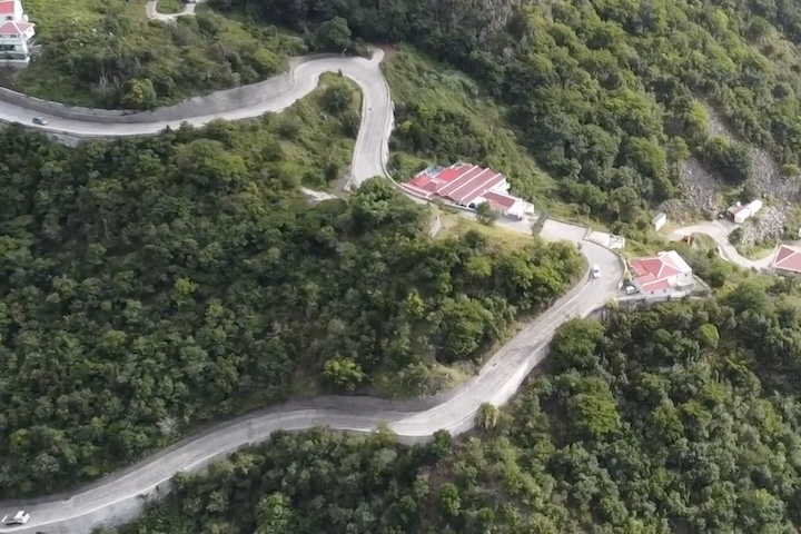 Por muito tempo, especialistas afirmavam que seria impossível pavimentar vias em um terreno tão íngreme e rochoso.