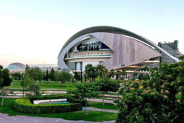 Cidade das Artes e das Ciências, em Valência - Um complexo arquitetônico futurista desenhado por Calatrava com o também arquiteto Félix Candela. É composto por diversas construções como o L’Hemisfèric, Museu Príncipe Felipe, Umbracle, Oceanogràfic, Palau de les Arts Reina Sofía, ponte e arena L’Àgora.
