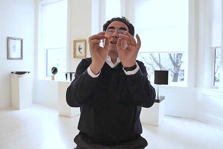 Formado em arquitetura pela Universidade Politécnica de Valência e com doutorado em engenharia pela ETH Zürich, Calatrava fundou seu próprio escritório em Zurique, na Suíça, que depois espalhou por Paris, Valência e Nova York 
