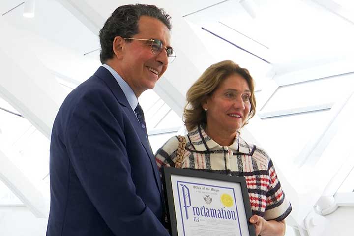 Calatrava foi vencedor do Prêmio Europeu de Arquitetura em 2015, que destacou sua fusão harmoniosa entre arquitetura, engenharia e arte.
