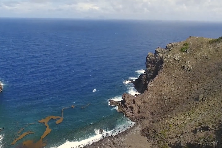 Uma curiosidade é que a ilha não tem praias de areia, o que contribuiu para a preservação de seu ecossistema.