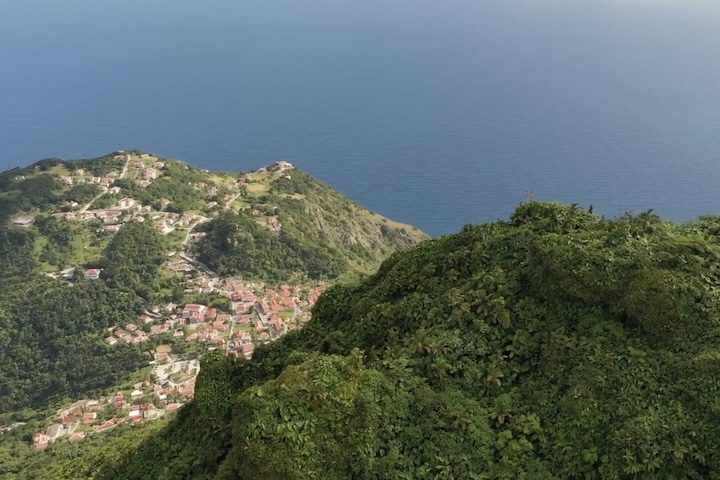 A ilha ganhou o apelido de A Rainha Intocada graças ao orgulho que os moradores locais têm da história de conservação ambiental da região. 