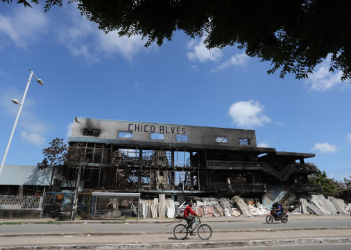 Combate ao inc&ecirc;ndio na sucata Chico Alves chega ao 4&ordm; dia 