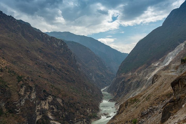 Os três correm em direções diferentes — um fenômeno geográfico raro conhecido como “Três Rios Paralelos”, classificado como Patrimônio Mundial da UNESCO.
