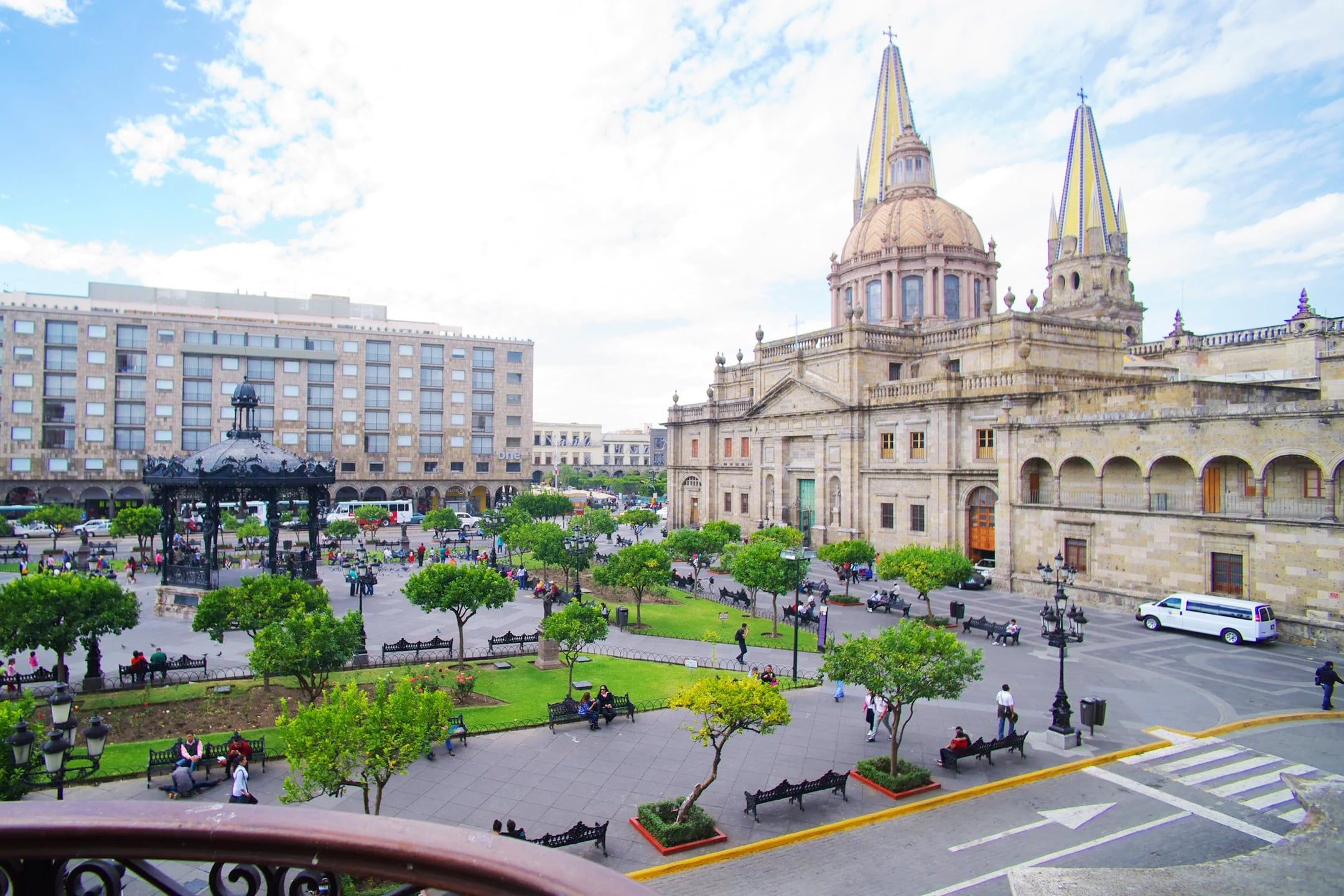Guadalajara é uma das cidades mais dinâmicas do México. Com sua arquitetura colonial e rica tradição cultural, é o berço de ícones nacionais como o mariachi e a tequila. Localizada no oeste do país, destaca-se como um centro econômico e cultural de grande relevância, atraindo visitantes de todo o planeta.

