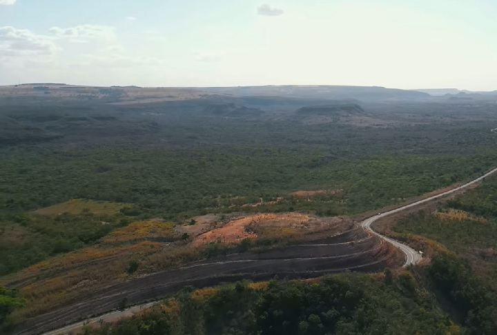 No centro do domo, há uma elevação de rochas mais antigas, vindas do embasamento cristalino, que foram empurradas para cima pela força do impacto.