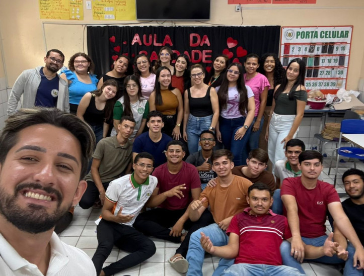 Registro do professor cearense Mikael Medeiros (de branco, sentado) com uma de suas turmas de Ensino Médio em Milhã, interior do Ceará