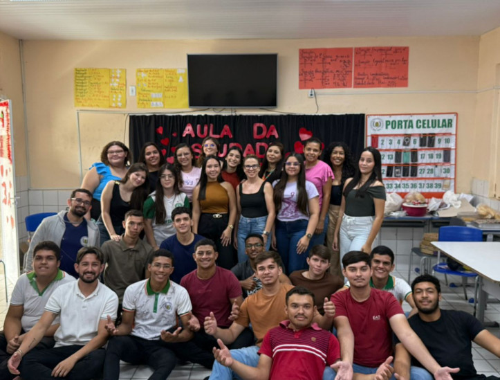 Registro do professor cearense Mikael Medeiros (de branco, sentado) com uma de suas turmas de Ensino Médio em Milhã, interior do Ceará