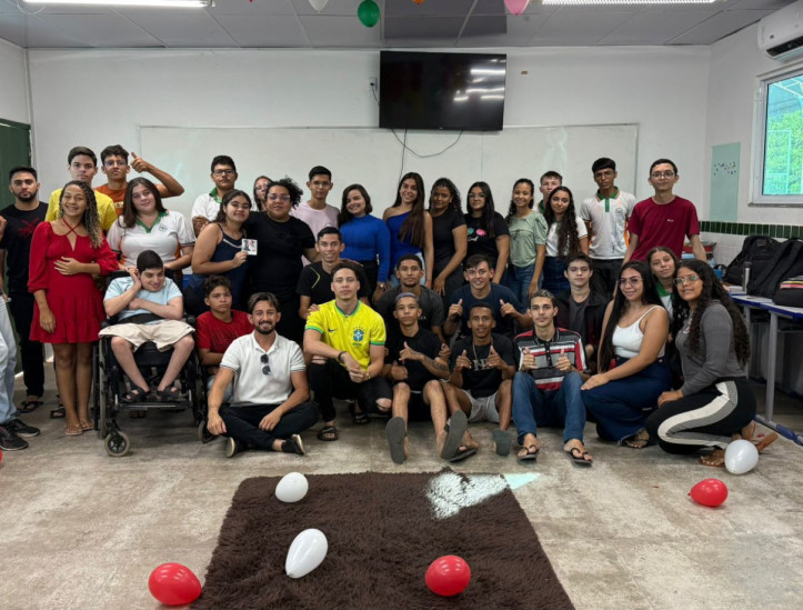 Registro do professor cearense Mikael Medeiros (de branco, sentado) com uma de suas turmas de Ensino Médio em Milhã, interior do Ceará