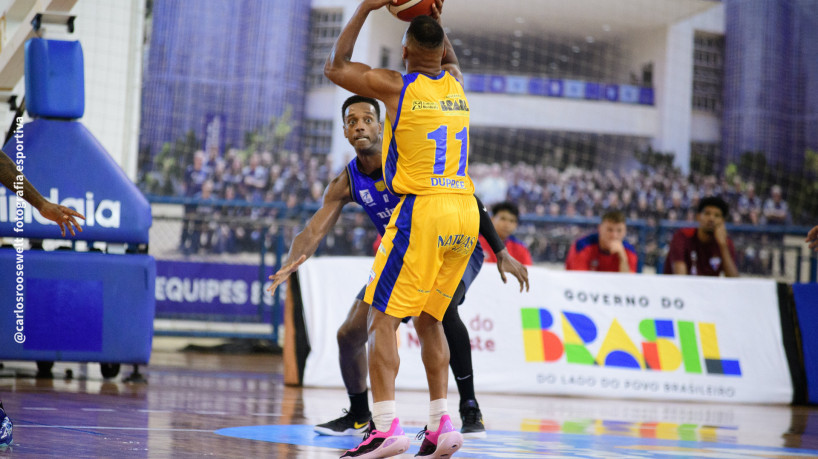 Dupree (camisa 11), do Fortaleza Basquete Cearense, tenta arremesso no jogo contra o KTO/Minas, no ginásio da Unifor 