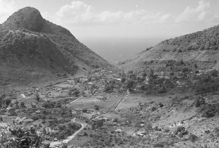 Antes, as pessoas precisavam se deslocar por trilhas e cerca de 200 degraus de pedra. 