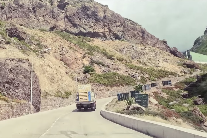 A rodovia tem 14 quilômetros e ganhou o apelido de a estrada que não pôde ser construída. 