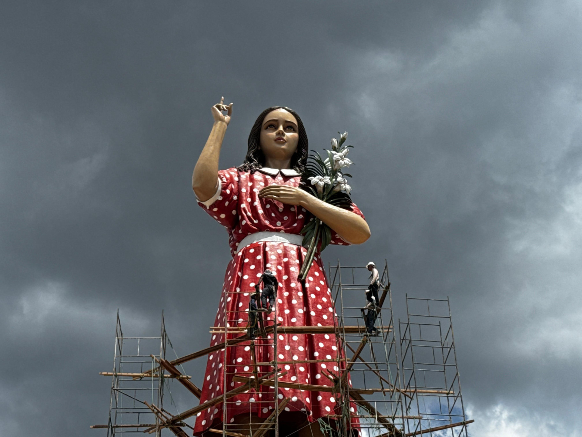 ￼ESTÁTUA da Menina Benigna em Santana do Cariri  (Foto: Ypsilon Félix/Divulgação)