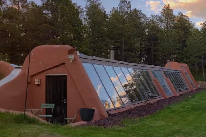 Uma casa ecológica conhecida por ter mais de 330 mil seguidores no Instagram virou sensação por seu design e funcionamento autossuficiente.