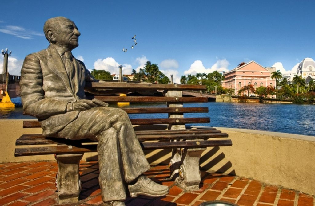 Casa de João Cabral de Melo Neto (Recife, PE): A casa onde nasceu o autor de “Morte e Vida Severina” é hoje um espaço de memória que destaca sua poesia concreta e engajada. O acervo inclui documentos diplomáticos, já que Cabral foi cônsul, além de manuscritos e objetos que revelam sua obsessão pela forma.