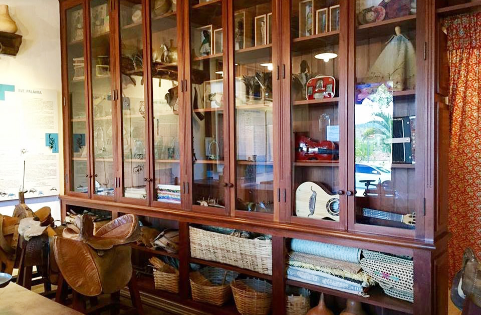 Casa de Guimarães Rosa (Cordisburgo, MG): A casa onde João Guimarães Rosa viveu seus primeiros nove anos é hoje um museu que permeia sua obra. Com cerca de 700 itens, abriga objetos pessoais, manuscritos, fotografias e até a máquina de escrever do autor. Guias locais conduzem visitas narrativas que misturam fatos e trechos literários, tornando a experiência imersiva e poética.